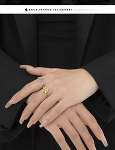 Détail macro de bagues irrégulières en argent S925 et or avec cristaux sur les mains
