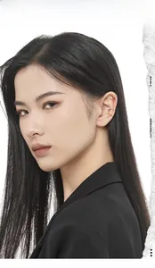 Ensemble de trois boucles d'oreilles ear cuffs argent et or avec zircons sur mannequin