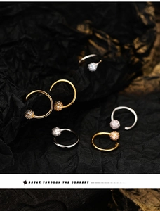 Vue détaillée de boucles d'oreilles en argent et or avec boules serties de zircons