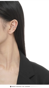 Gros plan d'un ensemble de trois bagues d'oreille en zircon portées avec style sur l'oreille