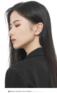 Détail de manchettes d'oreille en argent et or avec zircons pour un style superposé