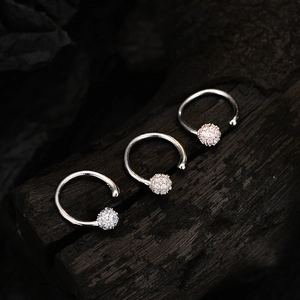 Lot de 3 ear cuffs en argent S925 avec zircons colorés sur fond de charbon noir naturel