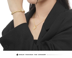 Detailsicht eines Schmucksets mit rosa Kristallen und Lava-Textur auf Blazer