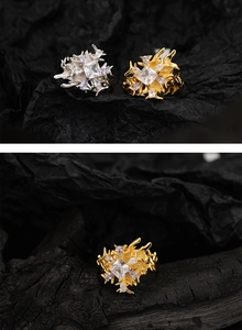 Detalle de anillos con textura de lava orgánica y piedras de circón en plata y oro