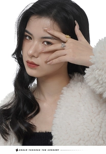 Detailansicht der geweihtförmigen Ringe in Gold und Silber am Model getragen