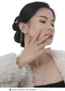 Modelo luciendo conjunto de joyas de plata con circonitas y anillo en forma de estrella