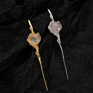 Künstlerische S925 Silber und Gold Herzohrringe mit Rosenquarz und Lava-Textur Finish