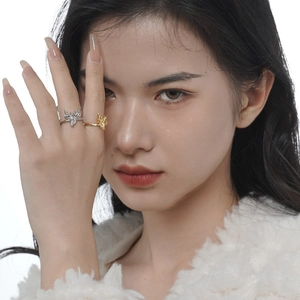 Elegante Rentierkopf-Ringe in Silber und Gold auf der Hand eines Models
