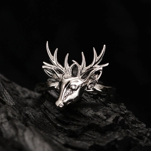 Vintage S925 Sterlingsilber Elch Hirschkopf offener Ring mit Geweih auf dunklem Holz
