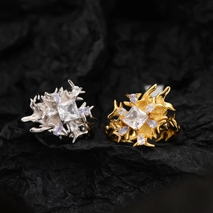 Anillos de circonita de copo de nieve en oro y plata con piedra central cuadrada