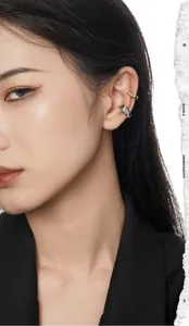 Bagues d'oreilles minimalistes en argent S925 sur mannequin dans un style de magazine
