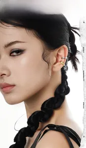 Gros plan de boucles d'oreilles S925 en argent au design matelassé doré et pointes argent