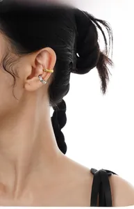 Détail de manchette d'oreille en argent S925 avec motif matelassé et texture cloutée