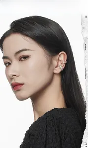 Lot de earcuffs en argent S925 avec zircons colorés portés par un mannequin femme