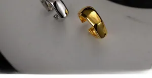 Détail macro de boucles d'oreilles irrégulières en argent S925 dorées et polies