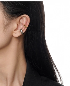 Gros plan de boucles d'oreilles géométriques minimalistes en argent S925 doré et argenté