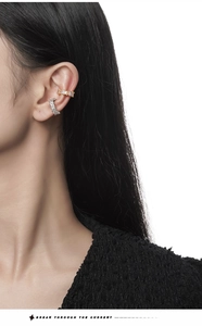 Gros plan de boucles d'oreilles S925 argent avec zircons de coupe rectangulaire