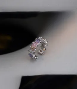 Détail d'un ear cuff en argent S925 orné de zircons carrés colorés de style rétro