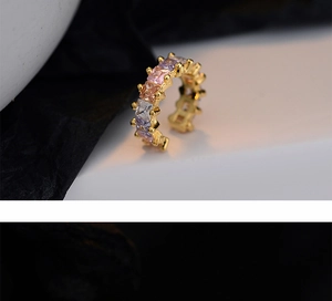 Vue macro de la boucle d'oreille C dorée avec des oxydes de zirconium carrés colorés