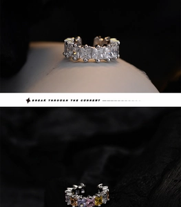 Détail de bagues d'oreilles en argent S925 avec zircons carrés clairs et colorés