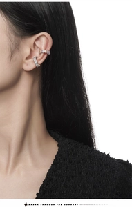 Vue détaillée des ear cuffs en argent S925 avec pavage de zircons colorés et blancs