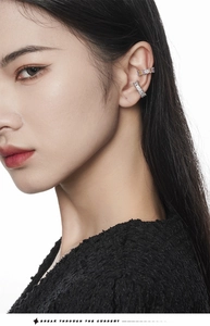 Gros plan de boucles d'oreilles en argent S925 avec zircons colorés et pierres carrées