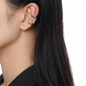 Manchettes d'oreilles minimalistes en argent S925 doré et argenté sur mannequin