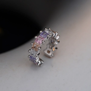 Bagues d'oreilles en argent S925 avec zircons carrés multicolores sertis en ligne élégante