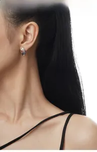 Nahaufnahme eines minimalistischen S925 Silber Perlenohrrings an einem Model