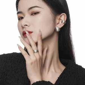 S925 sterling silver brushed jewelry set including ring, stud, and ear cuff on model