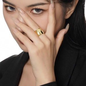 Chunky gold starburst ring in S925 sterling silver with zircon on model's finger