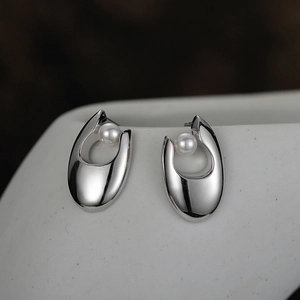 Minimalistische S925 Sterling Silber Perlenohrringe mit hohlem ovalem Metalldesign