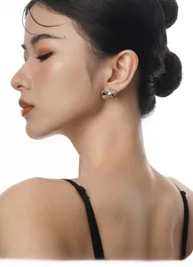 Orecchini a goccia in argento sterling S925 lucido indossati da una modella