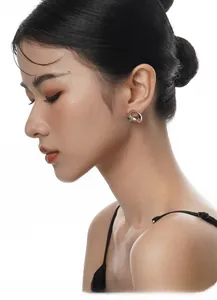 Boucle d'oreille géométrique minimaliste en argent S925 portée par un modèle féminin
