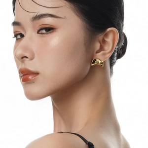 Orecchini minimalisti in argento S925 dorato indossati da una modella elegante