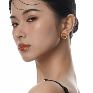 Clou d'oreille géométrique minimaliste en argent S925 finition dorée sur un mannequin