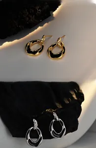 Détails de boucles d'oreilles irrégulières en argent S925 avec émail noir en or et argent