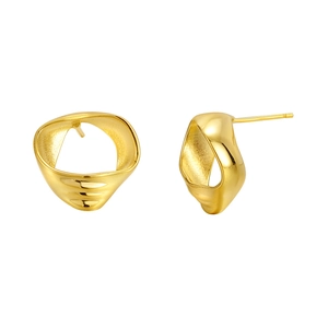 Boucles d'oreilles géométriques torsadées dorées avec finition polie sur fond blanc