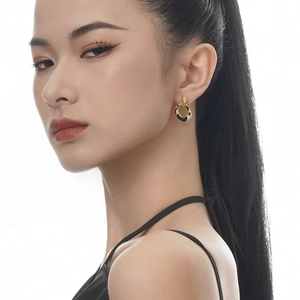 Boucles d'oreilles créoles irrégulières en argent S925 et émail noir portées par un mannequin