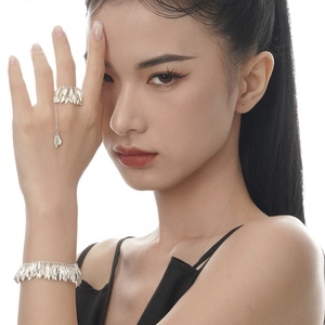 Conjunto de pulsera y anillo de plata S925 con diseño de borlas de hojas en capas