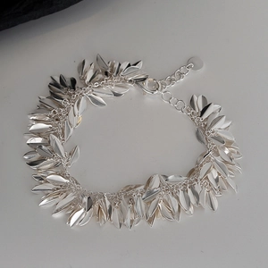 Pulsera minimalista de plata de ley S925 con múltiples dijes de hojas pulidas