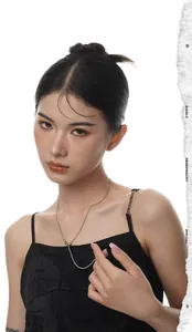 Dettaglio della collana di perline in argento S925 su modella per uno stile minimal