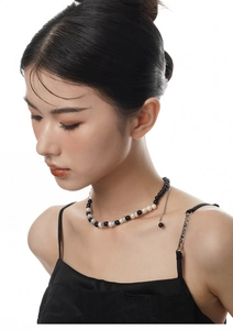 Détail du collier choker en argent S925 avec perles d'eau douce et perles d'obsidienne
