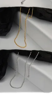Dettaglio delle collane in argento S925 con grani di riso in oro e argento e pendenti a cuore