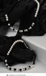 Détail du fermoir mousqueton en argent et de la chaîne d'extension du collier de perles