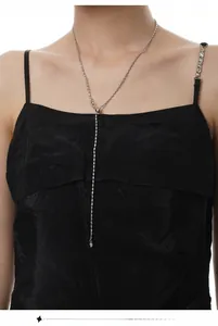 Dettaglio macro della collana a Y in argento sterling S925 con cursore regolabile su modella