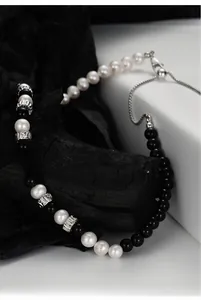 Détail du collier en argent S925 avec perles d'obsidienne et perles d'eau douce raffinées