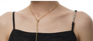Dettaglio della collana lunga regolabile a forma di Y in argento S925 sul collo