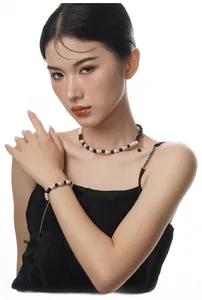 Détail d'un bracelet réglable en argent S925 avec obsidienne noire et perles d'eau douce