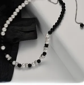 Détail du collier en argent S925 avec obsidienne, perles d'eau douce et perles métalliques